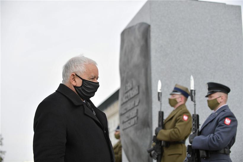 Jaroslaw Kaczynski, hier bei einer Gedenkfeier zum elften Jahrestag des Absturzes des Präsidentenflugzeugs von Smolensk dieser Tage in Warschau, dürfte sich über den Richterspruch ärgern, mit dem ein Gericht die angestrebte teilweise Unterwerfung der Presse im Land einstweilen ausgebremst wurde
