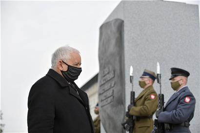 Jaroslaw Kaczynski, hier bei einer Gedenkfeier zum elften Jahrestag des Absturzes des Präsidentenflugzeugs von Smolensk dieser Tage in Warschau, dürfte sich über den Richterspruch ärgern, mit dem ein Gericht die angestrebte teilweise Unterwerfung der Presse im Land einstweilen ausgebremst wurde
