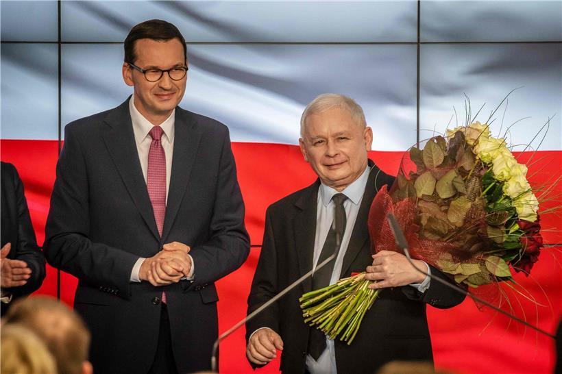 Jaroslaw Kaczynski (r.) und der polnische Premierminister Mateusz Morawiecki – hier auf einem Bild von Oktober 2019 – legten am Samstag quasi ein neues Wahlprogramm vor, obwohl der nächste Urnengang erst in zwei Jahren vorgesehen ist
