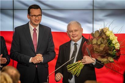 Jaroslaw Kaczynski (r.) und der polnische Premierminister Mateusz Morawiecki – hier auf einem Bild von Oktober 2019 – legten am Samstag quasi ein neues Wahlprogramm vor, obwohl der nächste Urnengang erst in zwei Jahren vorgesehen ist
