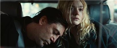 Javier Bardem et Elle Fanning dans „The Roads Not Taken“
