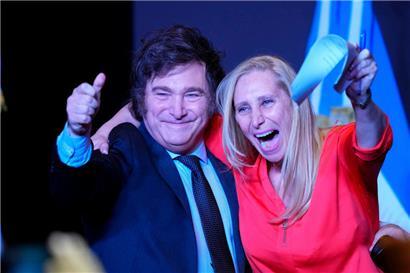 Javier Milei, Präsidentschaftskandidat der libertären Partei La Libertad Avanza, feiert mit seiner Schwester Karina Milei während seiner Siegesrede nach dem Sieg bei der Stichwahl. 
