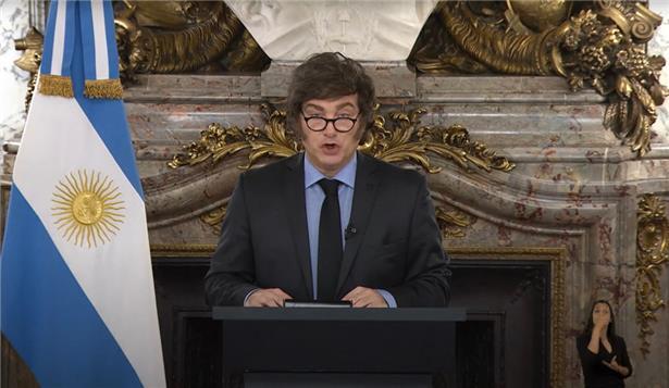 Javier Milei bei seiner Rede im Regierungsfernsehen am 15. September. Seine Ideologie kann als „libertärer Autoritarismus“ bezeichnet werden.
