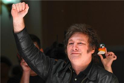 Javier Milei nach der Stimmabgabe in einem Wahllokal in Buenos Aires
