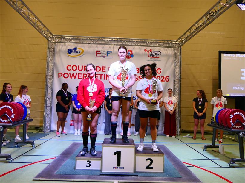 Hitzige Duelle, Premieren und Rekorde: So lief die Coupe de Luxembourg Jaxy Wtjes, Andy Wtjes und Silvia Troiani feiern als Siegerinnen der Coupe PWFL auf dem Siegerpodest