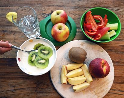 Je ein Milchprodukt und Obst gehören zu einem idealen Frühstück dazu, außerdem ein Getreideprodukt. Zum Trinken gibt es Wasser.
