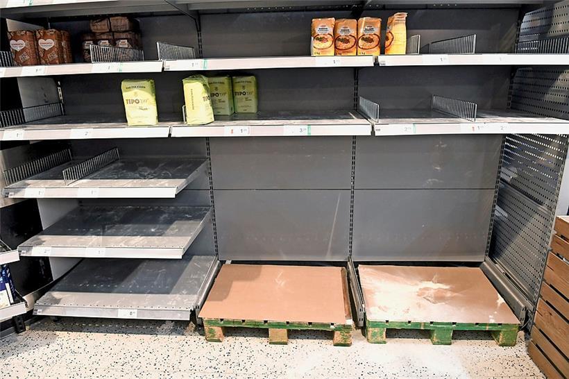 Je nach Produktklassen wurden die Supermarkt-Regale von besorgten Kunden regelrecht leergeräumt
