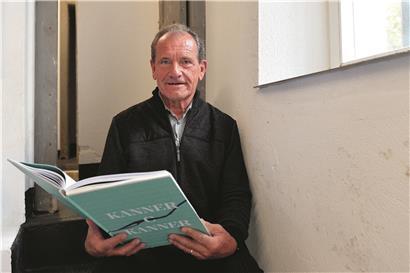 Jean-André Stammet hält einen Vortrag vor Publikum, Business-Präsentation, Redner auf Bühne, Konferenz, Seminar