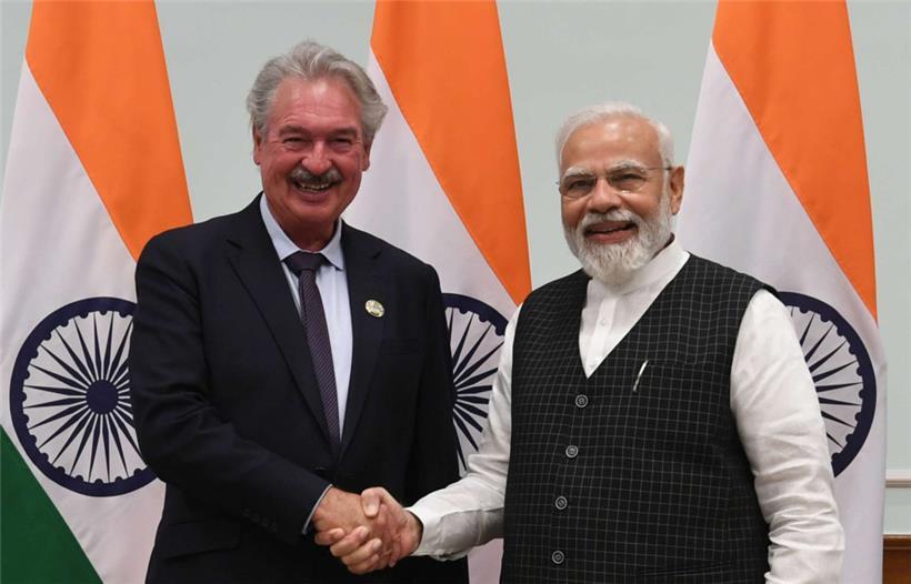 Jean Asselborn beim Handshake mit Indiens Premier Narendra Modi
