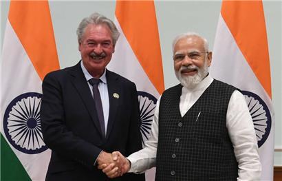 Jean Asselborn beim Handshake mit Indiens Premier Narendra Modi
