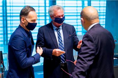 Jean Asselborn im Gespräch mit den Amtskollegen Heiko Maas (l.) aus Deutschland und Jean-Yves Le Drian aus Frankreich
