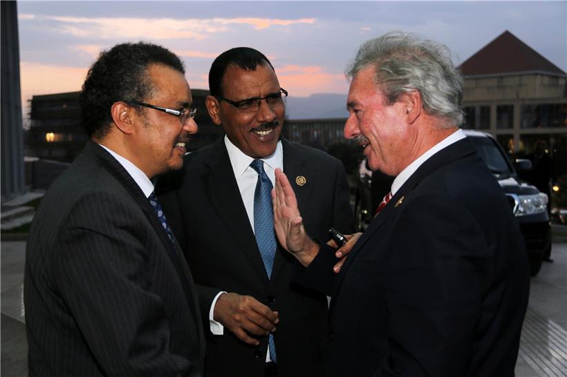 Jean Asselborn mit Mohamed Bazoum (M.) und dem heutigen WHO-Chef Tedros Ghebreyesus bei einem Treffen 2014 in Äthiopien – Bazoum war damals Staatsminister in Niger und soll jetzt Präsident des Sahel-Staates werden
