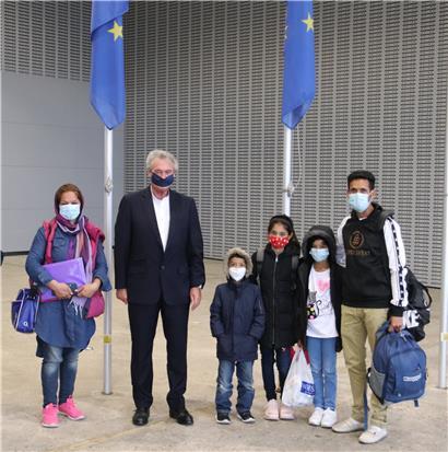 Jean Asselborn mit der neu in Luxemburg angekommenen Familie aus dem griechischen Flüchtlingslager Moria am Flughafen Findel

