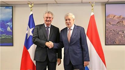 Jean Asselborn traf in Santiago de Chile den ehemaligen Botschafter in Luxemburg und jetzigen chilenischen Außenminister Alberto van Klaveren
