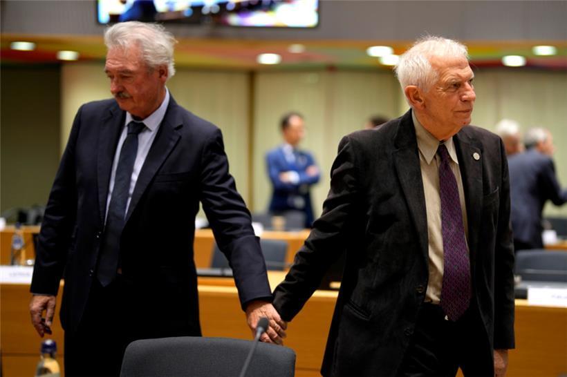 Jean Asselborn und Josep Borrell, Hoher Vertreter der EU für Außen- und Sicherheitspolitik, verabschieden sich in Brüssel
