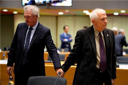 Jean Asselborn und Josep Borrell, Hoher Vertreter der EU für Außen- und Sicherheitspolitik, verabschieden sich in Brüssel

