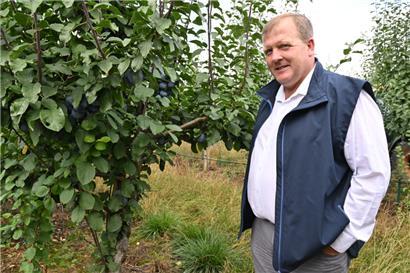 Jean-Claude Muller ist Vorsitzender des „Lëtzebuerger Landesuebstbauveräin“ und führt den Betrieb „an Éim Néckels“ in der sechsten Generation

