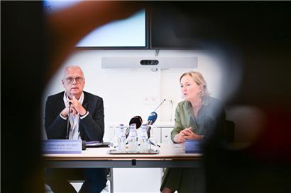 Jean-Claude Schmit, Direktor der Gesundheitsdirektion, und Gesundheitsministerin Paulette Lenert stellen den Bericht über das Infektionsgeschehen in Luxemburg vor
