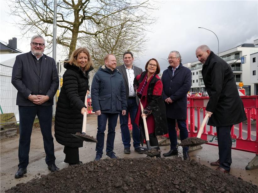 Spatenstich mit Jean Feipel, Diane Adehm, Claude Lamberty, Guy Wester, Yuriko Backes, Jean-Theis und Maurice Groben in Weiler-la-Tour