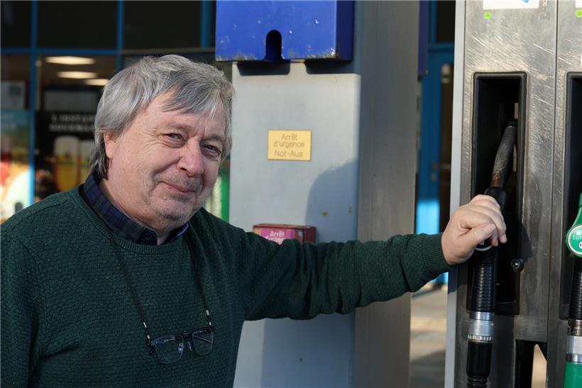 Jean-Jacques Siedler an seiner privaten Tankstelle in Rümelingen beim Betanken eines Fahrzeugs