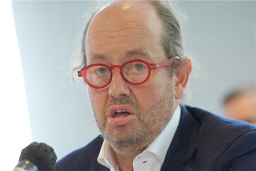 Jean-Louis Schiltz gibt vor versammelter Presse Erklärungen zu den umstrittenen Impfungen von drei Mitgliedern des Verwaltungsrates der HRS-Gruppe

