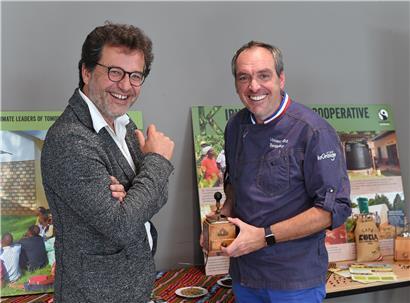 Jean-Louis Zeien (Fairtrade Lëtzebuerg) und Vincent Ballot („Meilleur ouvrier de France torréfaction“) halfen, die neuen Projekte vorzustellen
