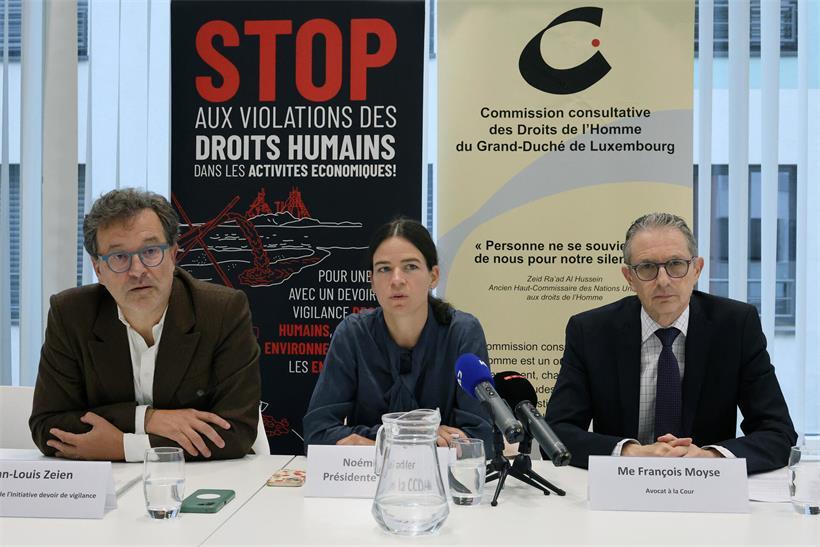 Jean-Louis Zeien, Koordinator der „Initiative pour un devoir de vigilance“, Noémie Sadler, Präsidentin der „Commission consultative des droits de l’Homme“, und Me François Moyse (von links) bei der Vorstellung des Gutachtens im Menschenrechtshaus