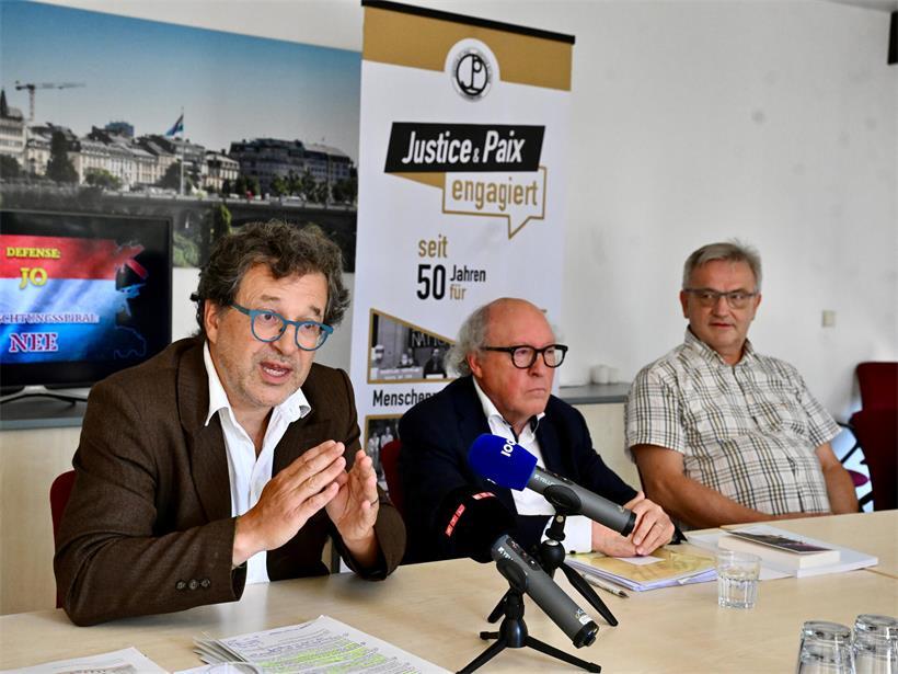 Jean-Louis Zeien und Jean-Paul Lehners von Justice et Paix bei Pressekonferenz zu sozialen Gerechtigkeitsthemen