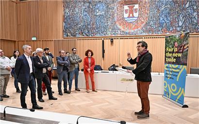 Jean-Louis Zeien (r.), Präsident von „Fairtrade Lëtzebuerg“, überreichte das Label an die Gemeindeverantwortlichen 
