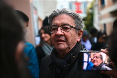 Jean-Luc Mélenchon s’était refusé à condamner les émeutes et leur cortège de destruction de biens publics
