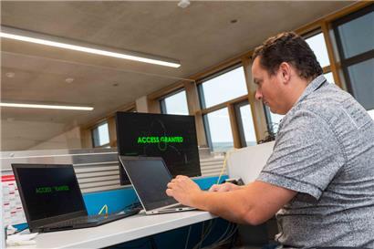 Jean-Marie Bourbon und sein Team treten kriminellen Hackern mit deren eigenen Mitteln entgegen
