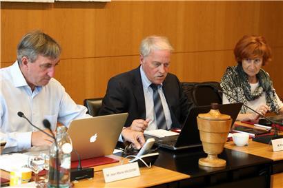Jean-Marie Halsdorf (l), Bürgermeister Pierre Mellina (m) und Raymonde Conter-Klein (r) während einer Gemeinderatssitzung am 23. September 2019
