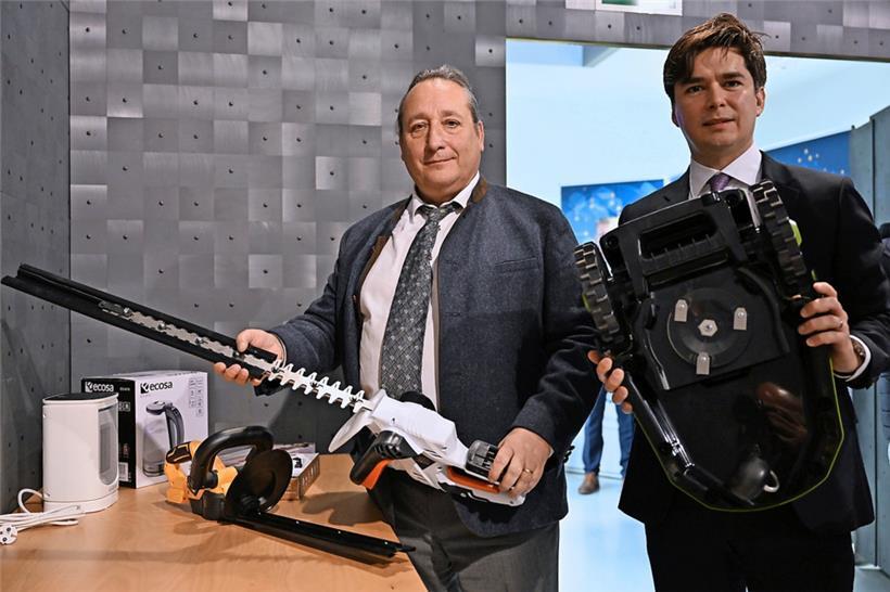 Jean-Marie Reiff und Alexis Weber (Ilnas) mit Heckenschere und Rasenmäher, die durchaus gefährlich werden können
