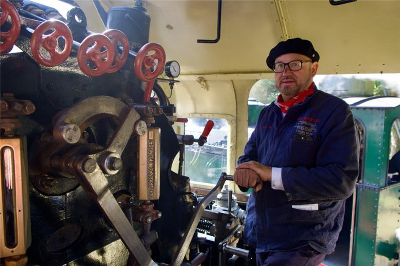 Jean-Marie Thill steht mit rußverschmiertem Gesicht im Führerstand bereit für die Abfahrt
