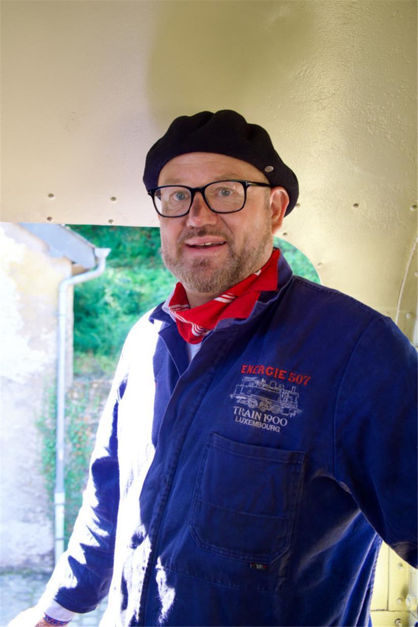 Jean-Marie Thill steht mit rußverschmiertem Gesicht im Führerstand bereit für die Abfahrt
