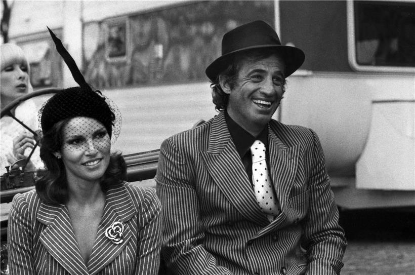Jean-Paul Belmondo et l’actrice Raquel Welch pendant le tournage d’„Animal“ de Claude Zidi

