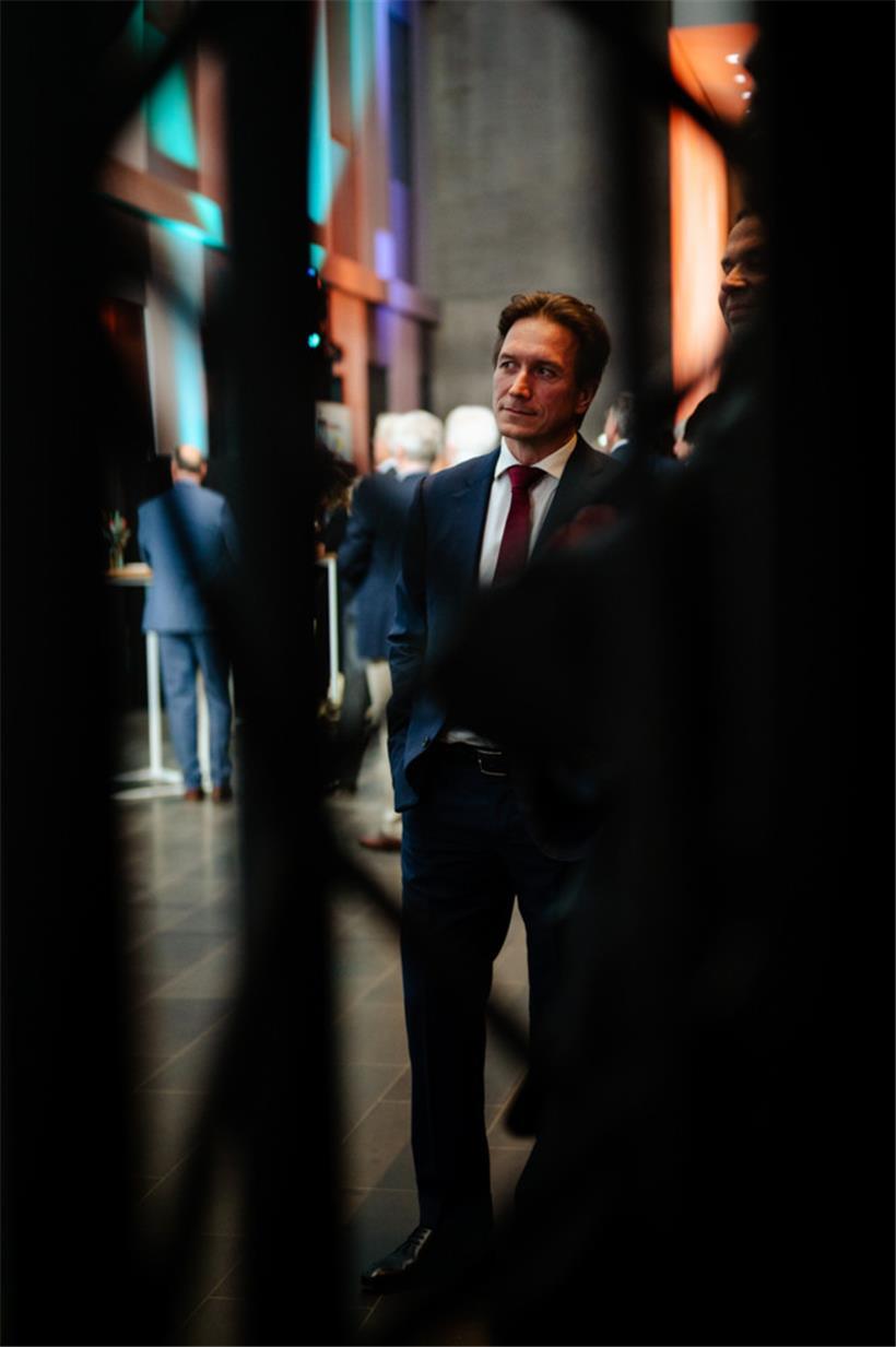 Jean-Paul Olinger verfolgt gespannt das Wahlgeschehen
