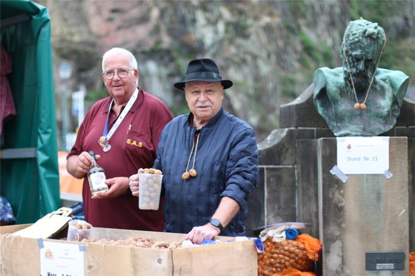 Jean-Paul Roettgers (l.) und Raymond Decker (r.) von der „Veiner Nëssmoort asbl“ sind schon seit vielen Jahren beim Markt dabei
