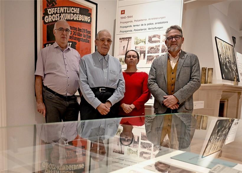Jean Reitz (r.) und die Vertreter der „Amicale des enrolés de force“ Hubert Braquet (l.), Norbert Sadler- Hoffmann sowie Danielle Zimmer halten in Düdelingen die Geschichte und Erinnerungen an den Zweiten Weltkrieg am Leben
