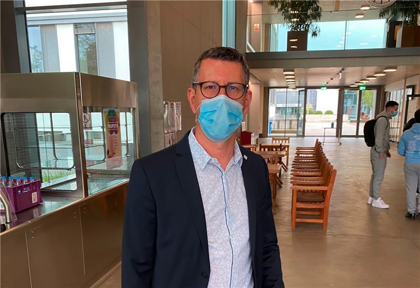 Jean Theis, Direktor des „Lycée Hubert Clément“, steht am Montag kurz vor 8 Uhr am Eingang und begrüßt die Schüler
