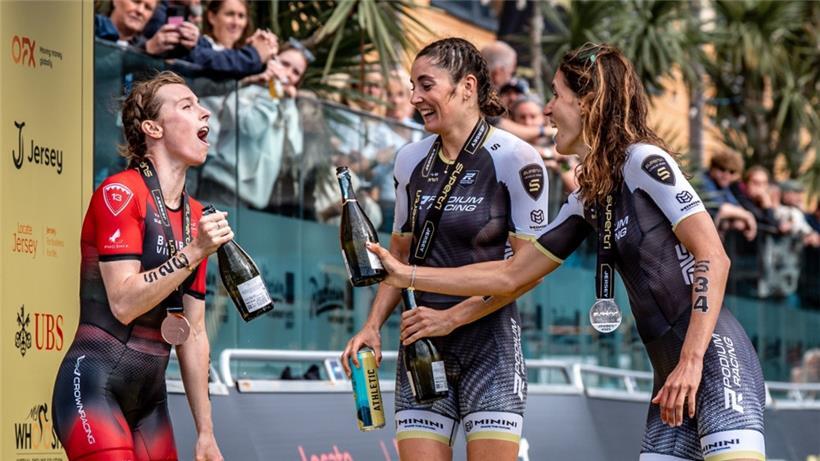 Jeanne Lehair feiert ihren zweiten Sieg im diesjährigen Supertri
