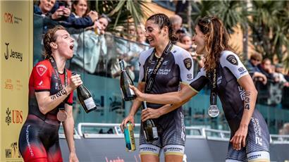 Jeanne Lehair feiert ihren zweiten Sieg im diesjährigen Supertri
