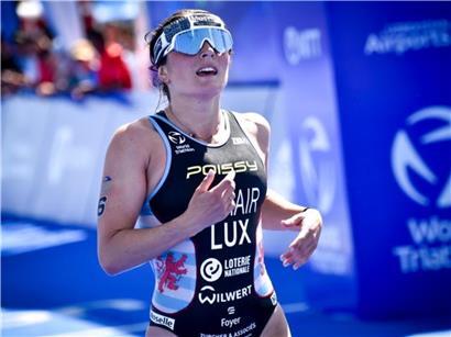 Jeanne Lehair lächelt zufrieden auf dem Podium nach erfolgreichem Wettkampf
