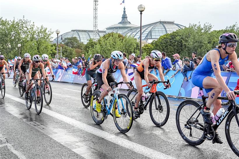 Jeanne Lehair kurz vor ihrer Aufgabe im Feld beim Triathlon in Paris
