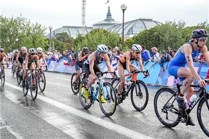 Jeanne Lehair kurz vor ihrer Aufgabe im Feld beim Triathlon in Paris
