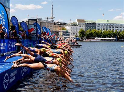 Jeanne Lehair mit Startnummer eins läuft beim WTCS und belegt aktuell den zweiten Gesamtplatz