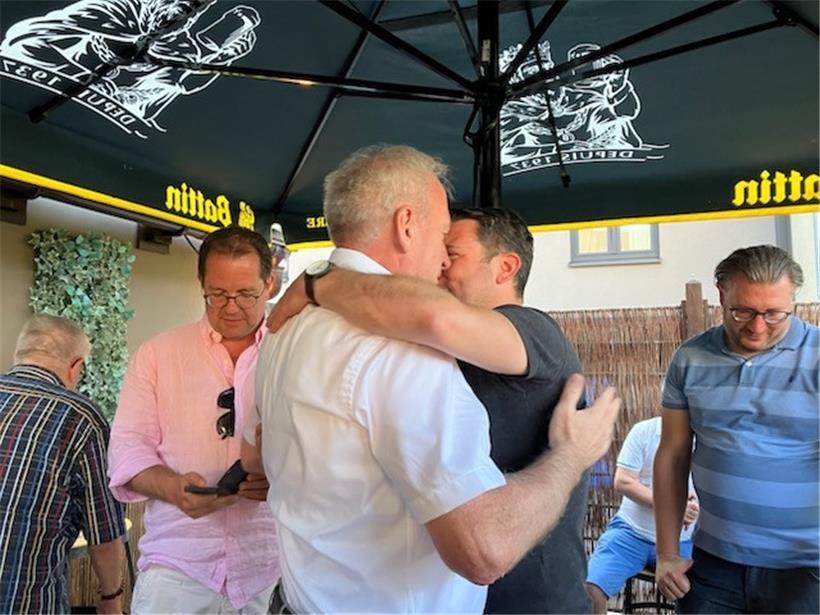 Jeannot Fürpass wird nach der Verkündung des Ergebnisses von Freunden und Begleitern herzlich empfangen
