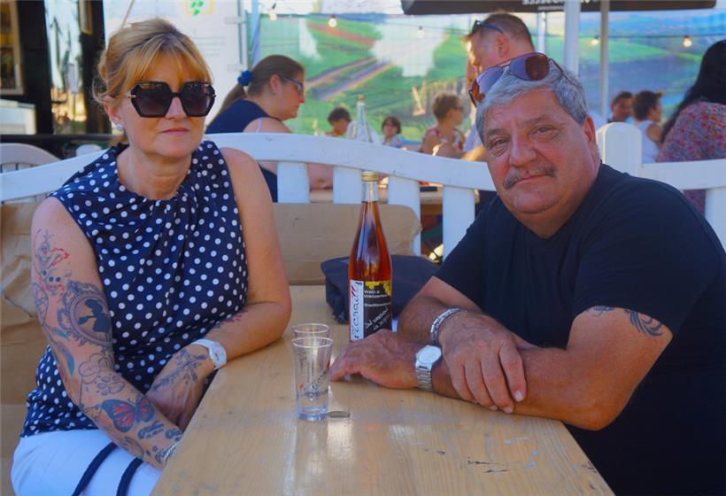 Jeanny und René aus Ehleringen genießen einen lauen Sommerabend an der Mosel