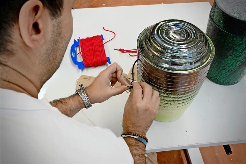 Jede einzelne Urne wird von Hand gefertigt
