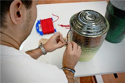 Jede einzelne Urne wird von Hand gefertigt
